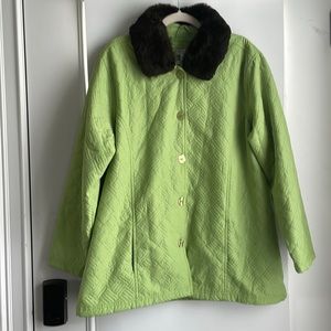 Kim Rogers coat, size 1X, green with brown detachable falcon fur collar. Tub 4